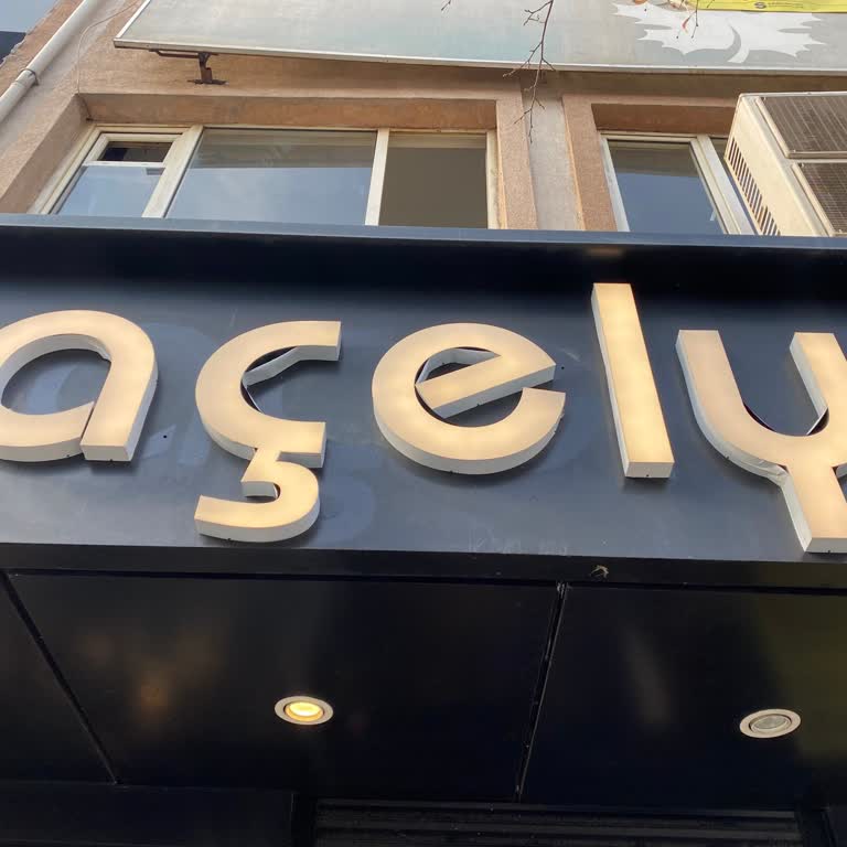 Açelya Trend Sefaköy'de Çalışanların Sürekli Azarlayan Tavırları Mağaza Deneyimini Mahvediyor!