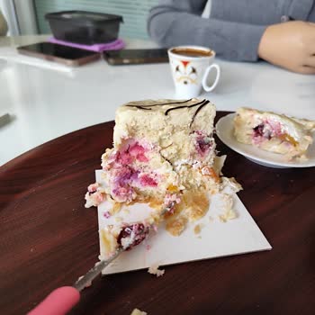 Bayat Ve Bozuk Pasta Nedeniyle Hayal Kırıklığı, İade Talebim Var