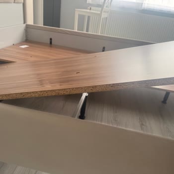 Yeni Alınan Karyolada Dökülmüş Sunta Parçalarıyla Karşılaştık