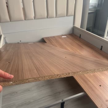 Yeni Alınan Karyolada Dökülmüş Sunta Parçalarıyla Karşılaştık