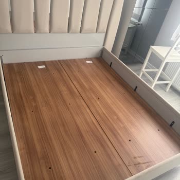 Yeni Alınan Karyolada Dökülmüş Sunta Parçalarıyla Karşılaştık