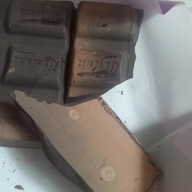 Taze Görünen Çikolata Bozuk Çıktı, Mağduriyetimin Giderilmesini İstiyorum