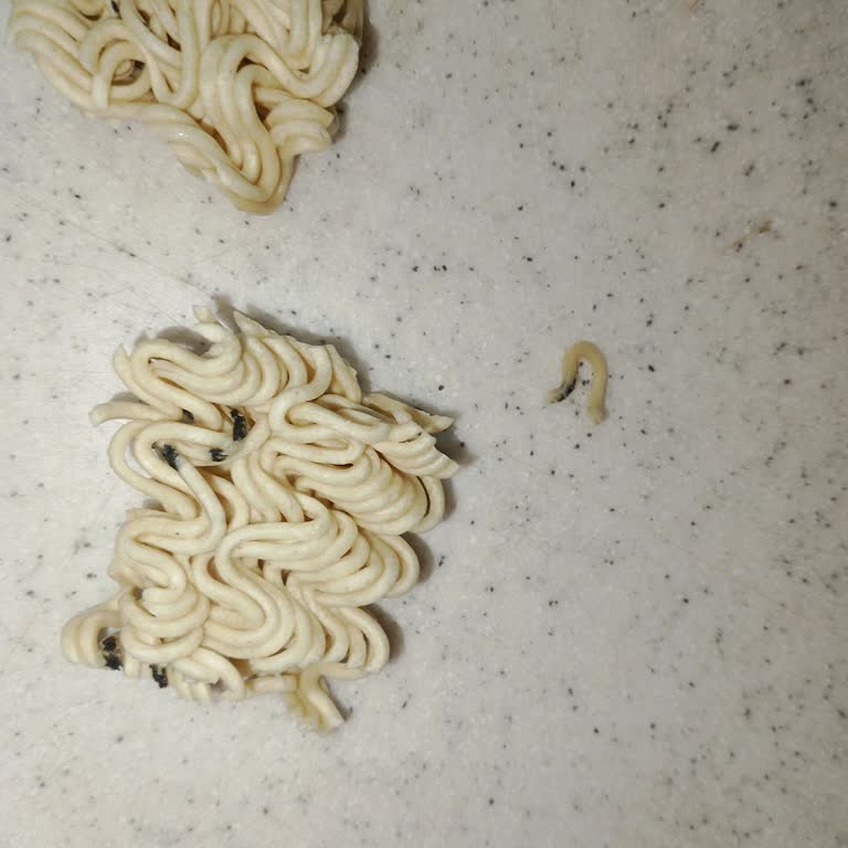 İndomie Körili Noodle Ürününde Son Kullanma Tarihine Rağmen Siyah Leke Sorunu