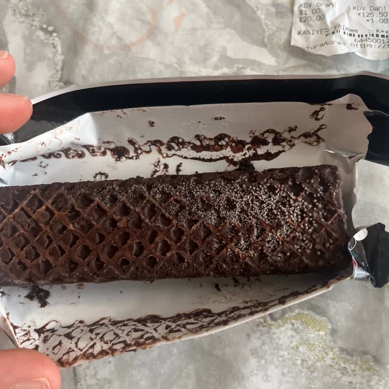 Taze Alınan Ülker Çikolatalı Gofretin Bozuk Çıkması Ve Ürün Değişim Talebi