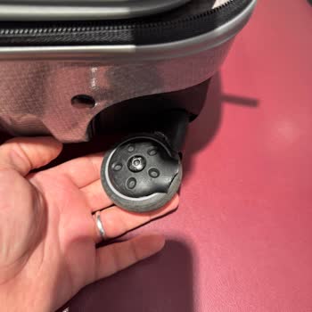 Samsonite Black Label Suitcase Returned with Used, Broken Wheel After Repair