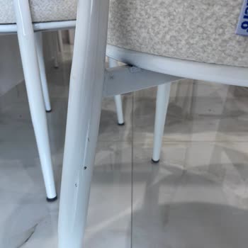 Çizik Ve Lekeli Sandalyelerin Aylarca Değiştirilmemesi Nedeniyle Mağduriyet