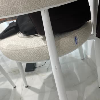 Çizik Ve Lekeli Sandalyelerin Aylarca Değiştirilmemesi Nedeniyle Mağduriyet