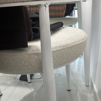 Çizik Ve Lekeli Sandalyelerin Aylarca Değiştirilmemesi Nedeniyle Mağduriyet