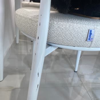 Çizik Ve Lekeli Sandalyelerin Aylarca Değiştirilmemesi Nedeniyle Mağduriyet