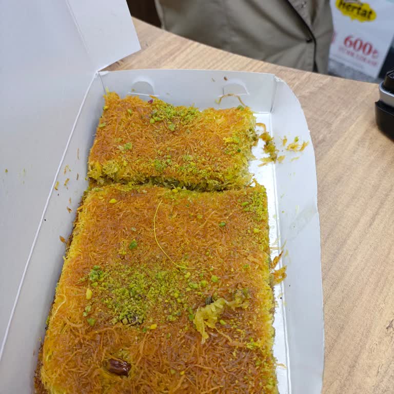 Kadayıfın İçinden Antep Fıstığı Yerine Plastik Parça Çıktı, Mağduriyet Yaşadım