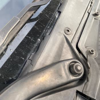 BMW 1 Serisi Plastik Parça Çatlamaları Ve Ücretsiz Onarım Talebi