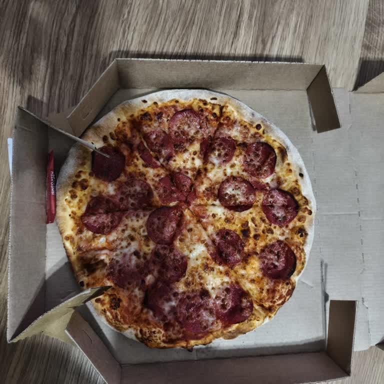 Dominos Pizzalar Küçük Ve İnce Geldi Ücret İadesi İstiyorum