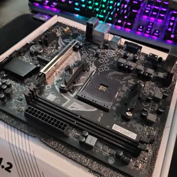 Gamers Arena Elimde Faturası Olmayan Bir Ana Kart Ve Ekran Kartı Var