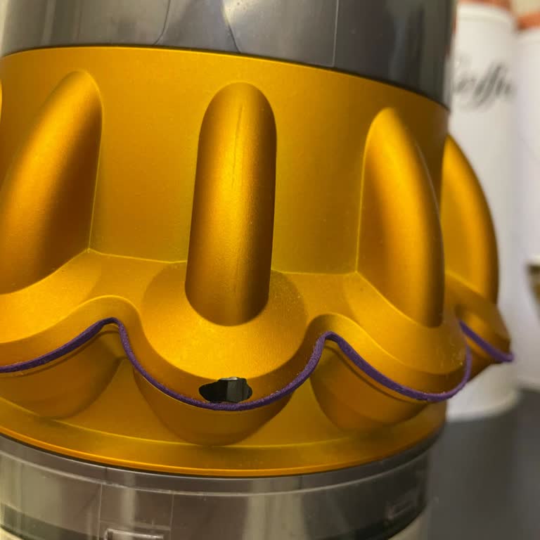 Dyson V15 Süpürgede Kısa Sürede Kozmetik Deformasyon Ve Yetersiz Müşteri Desteği