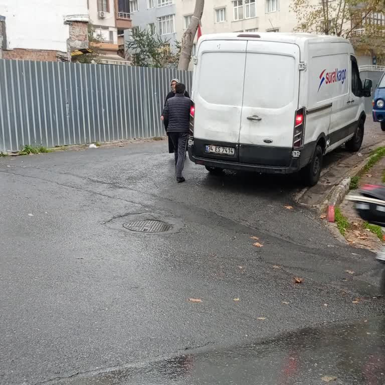 Sürat Kargo Aracı Park Halindeki Aracıma Çarptı, Mağduriyetimin Giderilmesini Talep Ediyorum
