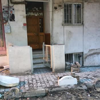 Apartman Girişine Konulan Taşlar Çocuklar İçin Tehlike Oluşturuyor