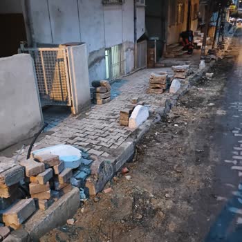 Apartman Girişine Konulan Taşlar Çocuklar İçin Tehlike Oluşturuyor