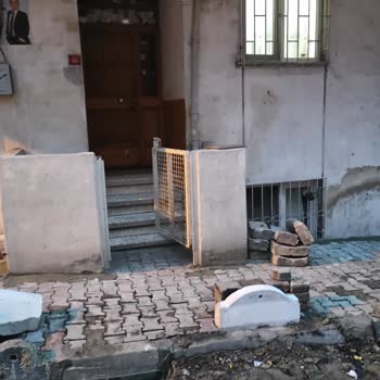 Apartman Girişine Konulan Taşlar Çocuklar İçin Tehlike Oluşturuyor