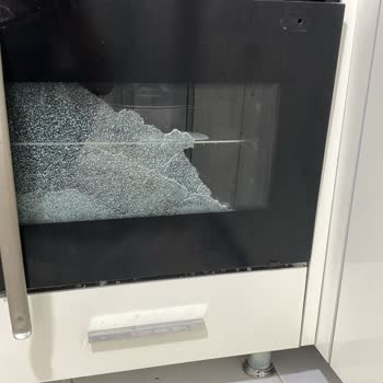 Gece Ansızın Patlayan Cam Ailemin Güvenliğini Tehlikeye Attı