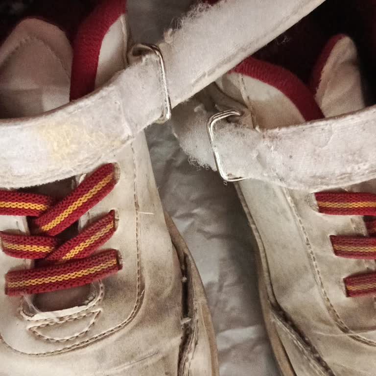 FLO Mağazası Çocuk Ayakkabısında Yırtılma Ve Dikiş Açılması Değişim Yapılmadı