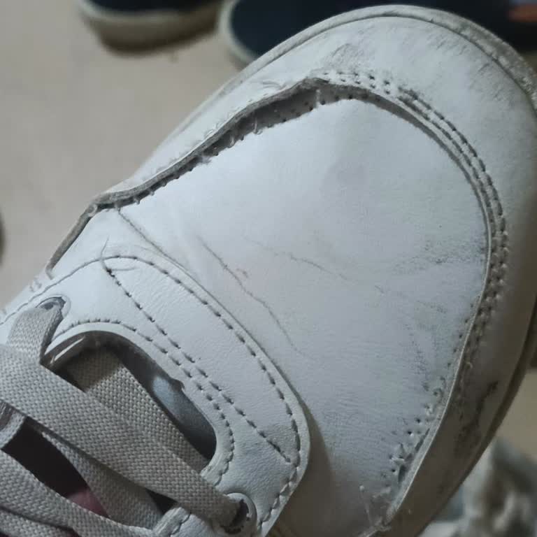 FLO Mağazası Çocuk Ayakkabısında Yırtılma Ve Dikiş Açılması Değişim Yapılmadı