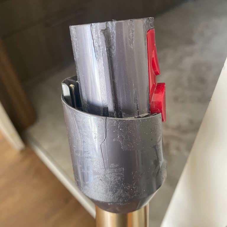 Dyson Süpürge Boru Başlığı Garanti Bitince Kırıldı Parça Değişimi Yapılmıyor