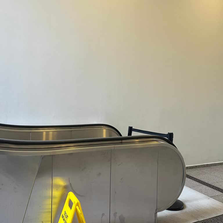 Emaar AVM Alt Geçidinde Asansör Ve Yürüyen Merdiven Uzun Süredir Çalışmıyor