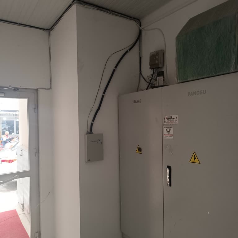 Apartman Girişine Uygunsuz Fiber Kutusu Yerleşimi Ve Çözüm Talebi