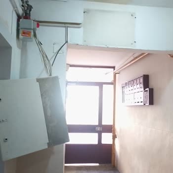 Apartman Girişindeki Düşen Kablo Ve Kutu Güvenlik Tehlikesi Oluşturuyor