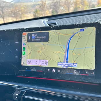 BMW X1'in Ekranı Kolayca Kırıldı, Cam Parçaları Tehlike Saçtı, Garanti Reddedildi