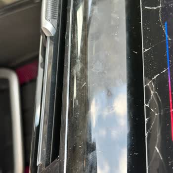 BMW X1'in Ekranı Kolayca Kırıldı, Cam Parçaları Tehlike Saçtı, Garanti Reddedildi