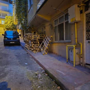 Kaldırımdaki Çöp Palet Yayaların Geçişini Engelliyor Ve Kötü Koku Yayıyor