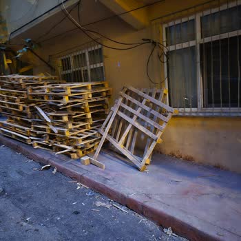 Kaldırımdaki Çöp Palet Yayaların Geçişini Engelliyor Ve Kötü Koku Yayıyor