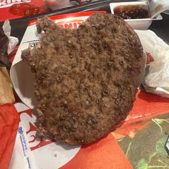 Burger King'de Şüpheli Et Görüntüsü Ve İlgisiz Çalışanlar Nedeniyle İade Talebi