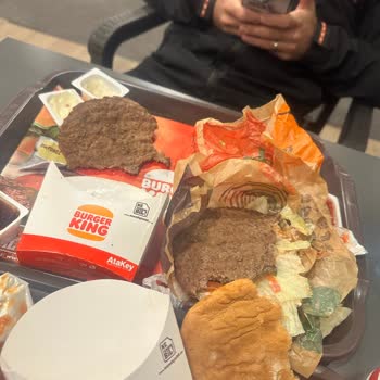 Burger King'de Şüpheli Et Görüntüsü Ve İlgisiz Çalışanlar Nedeniyle İade Talebi