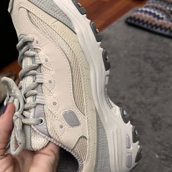 Farklı Renk Tonlarında Ayakkabı Ve İletişimsizlik Sorunu