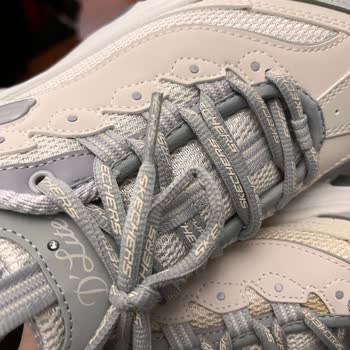 Farklı Renk Tonlarında Ayakkabı Ve İletişimsizlik Sorunu