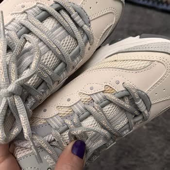 Farklı Renk Tonlarında Ayakkabı Ve İletişimsizlik Sorunu