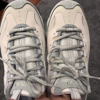 Farklı Renk Tonlarında Ayakkabı Ve İletişimsizlik Sorunu