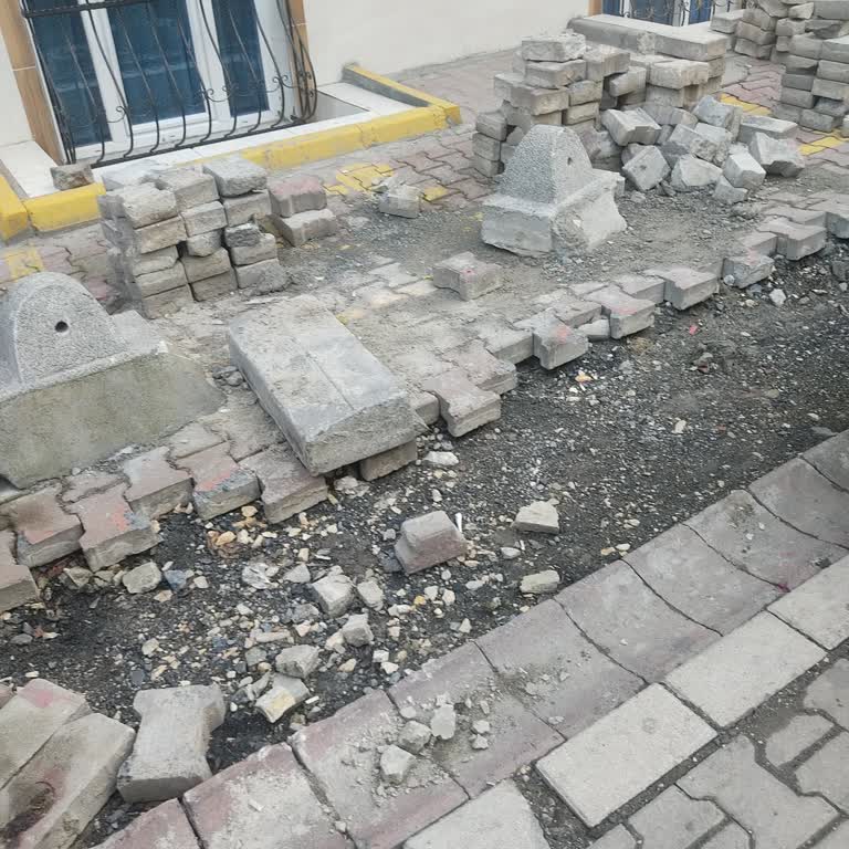 Elektrik Onarımı Sonrası Kapatılmayan Çukur Mahalle Yaşamını Olumsuz Etkiliyor