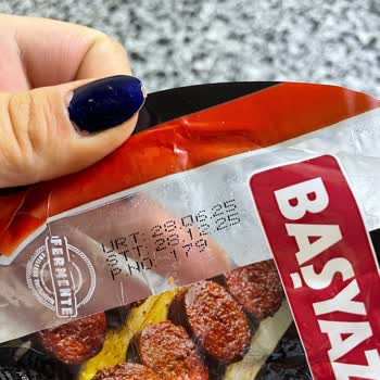 Son Kullanma Tarihi Geçmemiş Sucuk Küflü Ve Bozuk Çıktı, Sağlığımız Tehlikeye Girdi