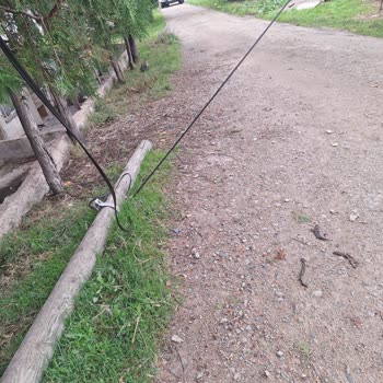 Sokakta Devrilen Telefon Direği Güvenlik Ve Bağlantı Sorunu Yaratıyor