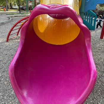 Çocuk Parkındaki Tehlikeli Kaydırak İçin Acil Onarım Talebi