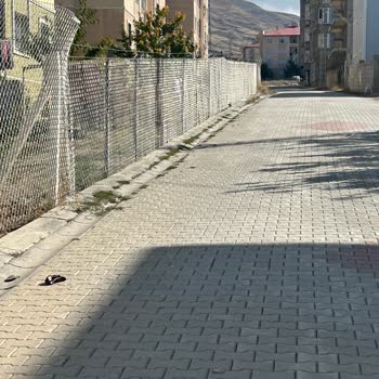Güzeltepe Sokak'ta Yol Daralması Ve Güvenlik Sorunu