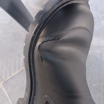 Botas Calvin Klein, problema de grietas tras poco uso, pido cambio