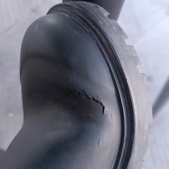 Botas Calvin Klein, problema de grietas tras poco uso, pido cambio