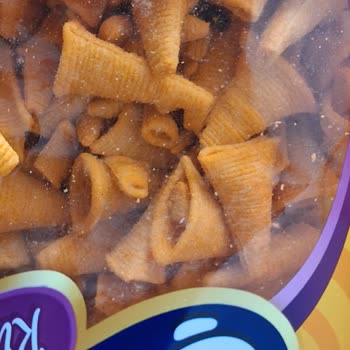 Aldığım Cips Paketinden Bilinmeyen Siyah Maddeler Çıktı, Kimse İlgilenmedi