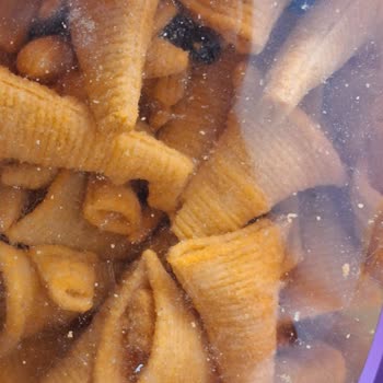 Aldığım Cips Paketinden Bilinmeyen Siyah Maddeler Çıktı, Kimse İlgilenmedi