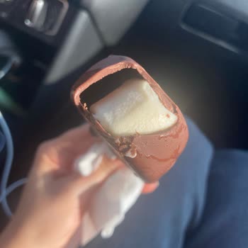 Opet İstasyonundan Alınan Magnum Dondurmalar Bozuk Çıktı Tüketilemedi