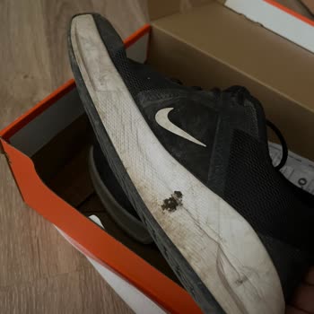 Kısa Sürede Yıpranan Nike Ayakkabı İçin Değişim Talebim Var